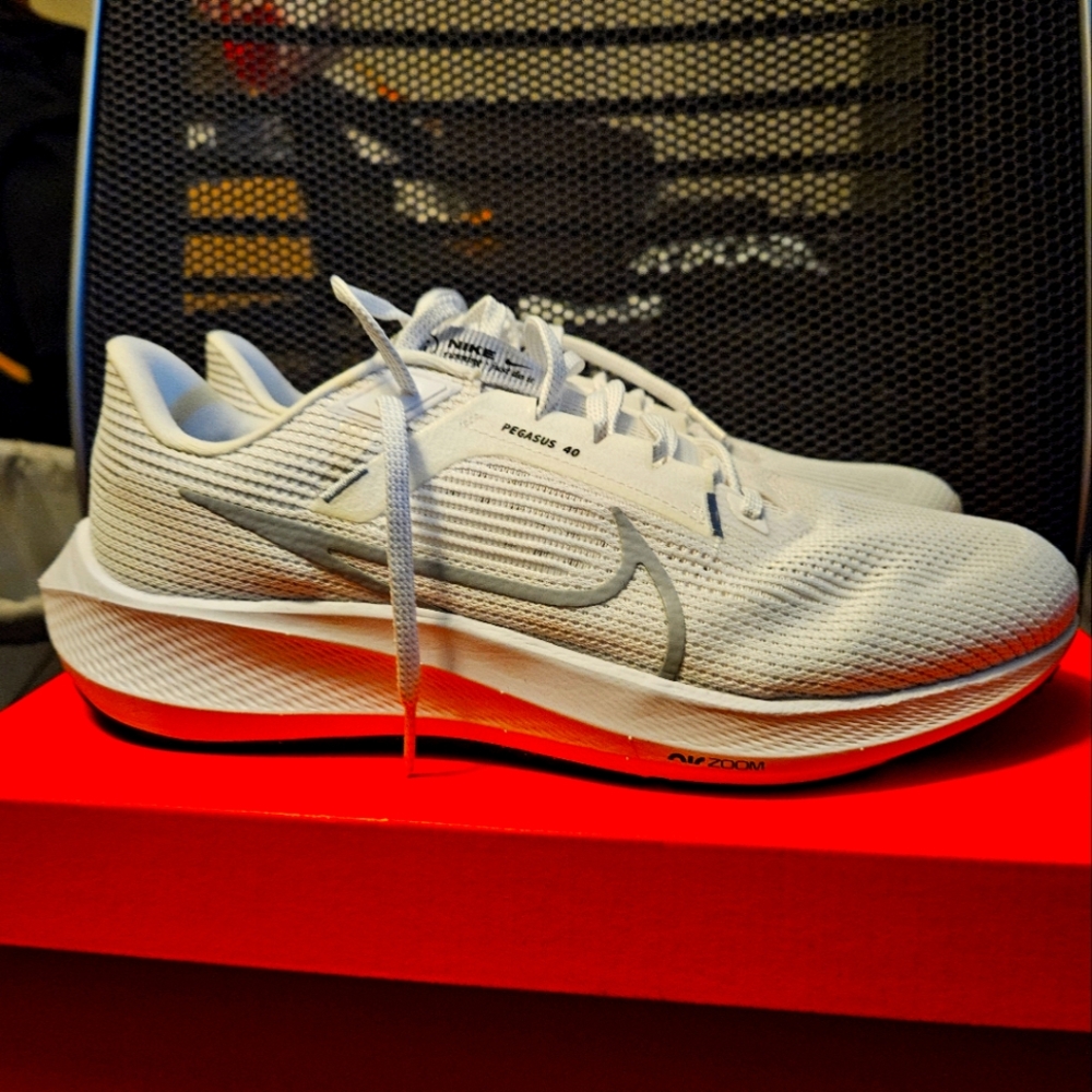 NIKE PEGASUS 40 RUNNING SHOES 10.5 WHITE